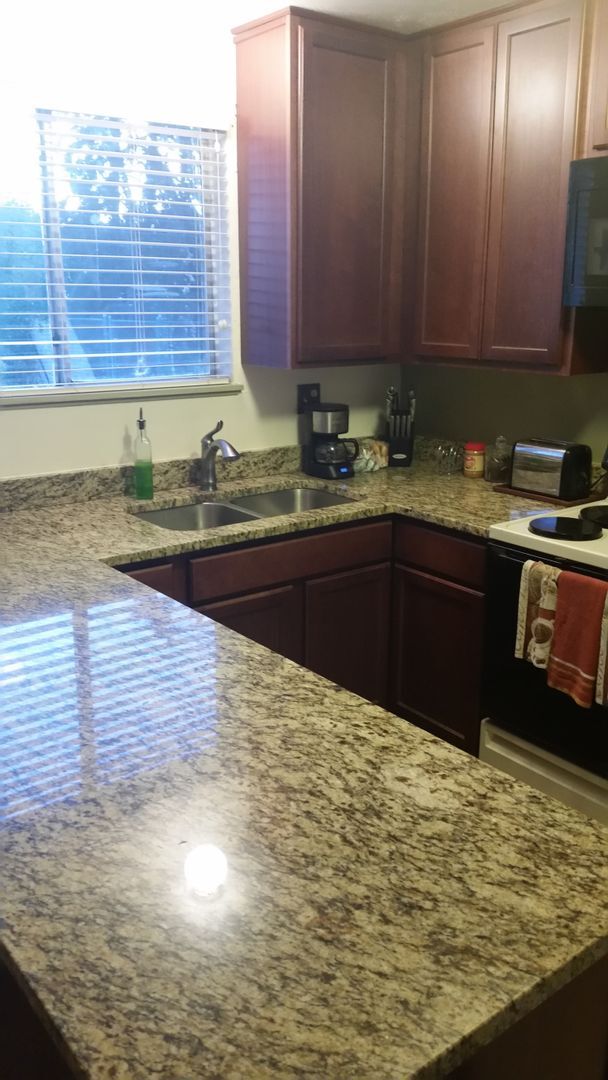 Building Photo - Spacious 3 Bed + Office, 2 Bath Single Fam...