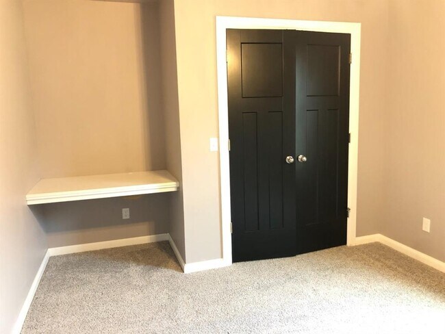Building Photo - 1540 W Savannah Cir