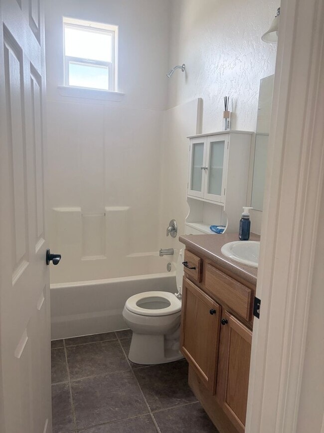 Building Photo - Lovely Bayfield Townhouse