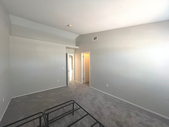Building Photo - 2 bed, 2 bath condo located in gated community w/lush landscaping, 2 pools, spas, BBQ areas & clu...