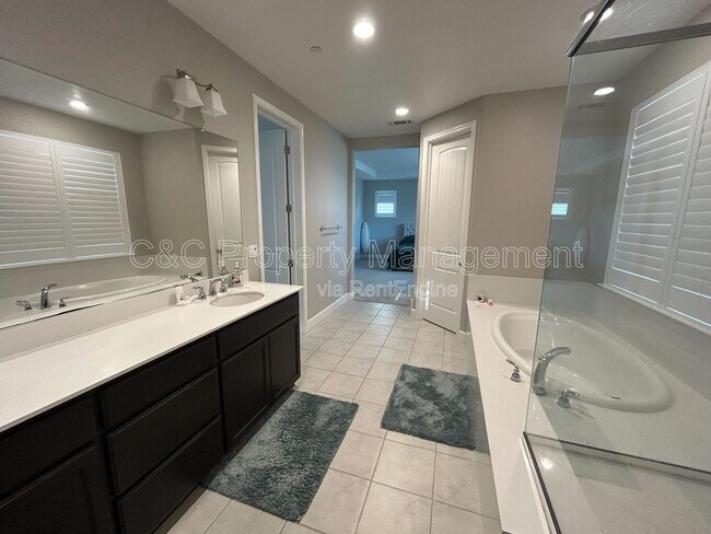 Building Photo - 5243 Comfrey St