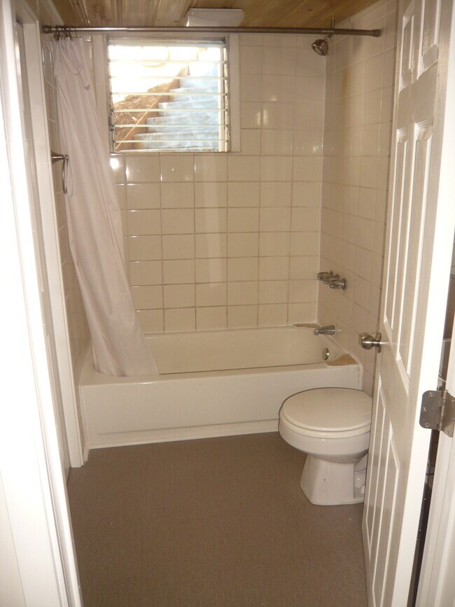 Bathroom - 7004 Loyal Trl