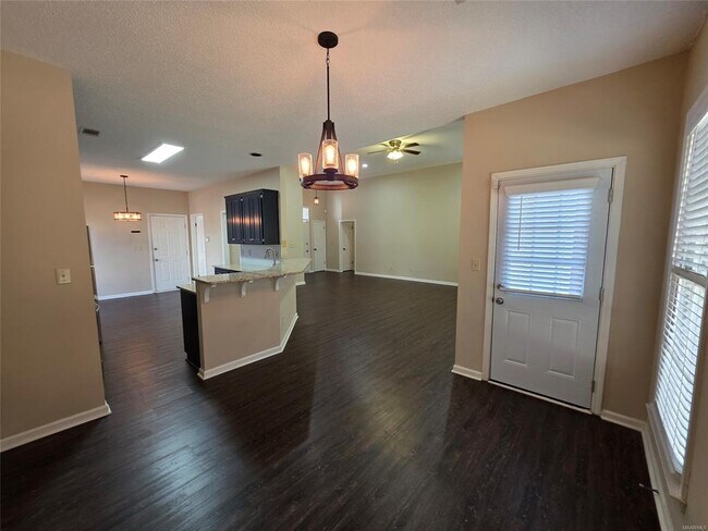 Building Photo - 2230 Kingsbury Dr