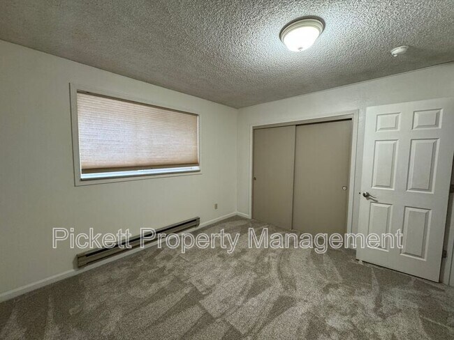Building Photo - 414 Kingsway NW
