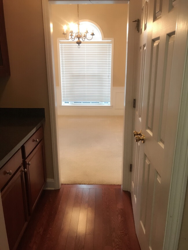 Building Photo - 535 Roland Manor Dr