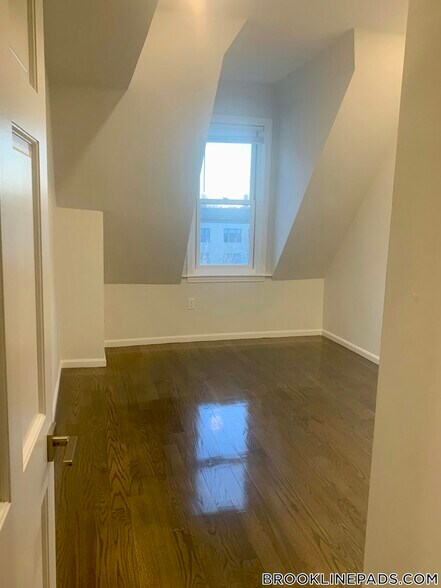 Building Photo - 1406 Beacon St