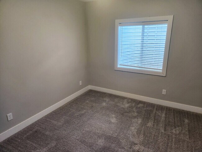 Building Photo - 2728 Yordi Dr