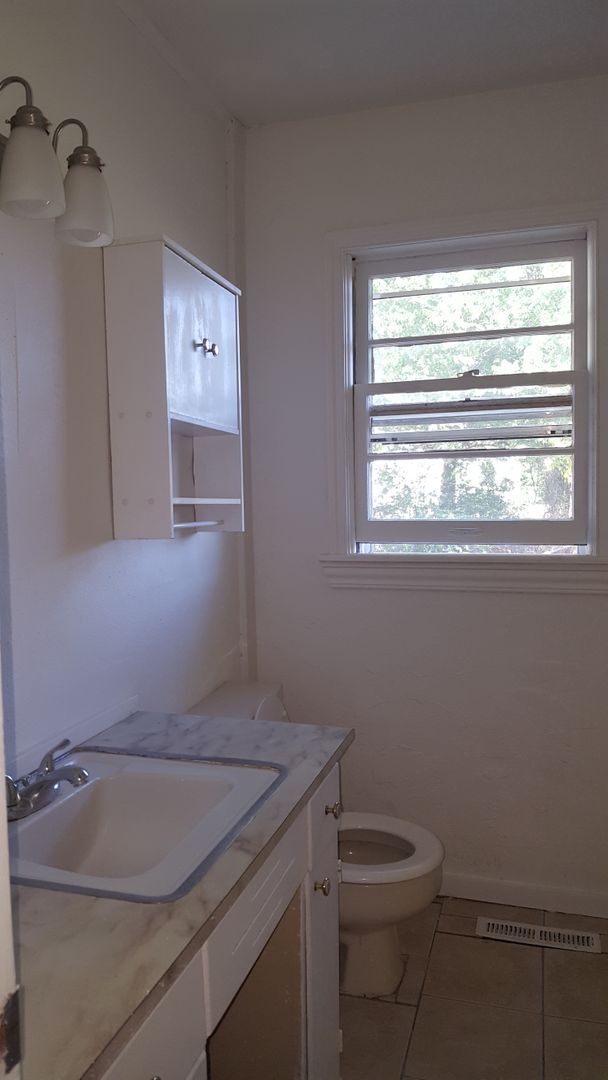Building Photo - Spacious 3 bedroom and 1 bathroom