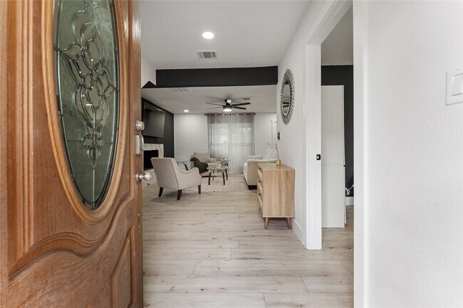 Building Photo - 9919 Golden Sunshine Dr