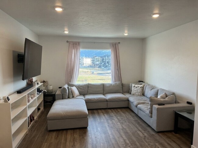 Building Photo - 1053 Waterway Ln