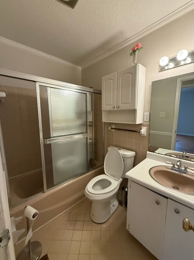 Building Photo - Charming 3-Bedroom Home with Spacious Yard...