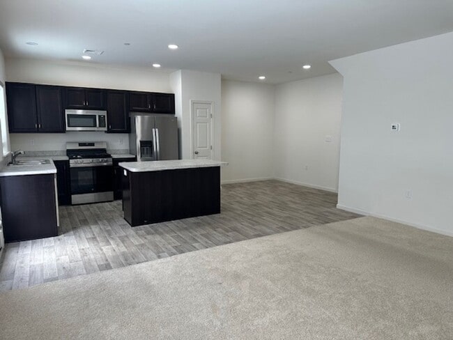 Building Photo - 7867 Oakbrook Dr