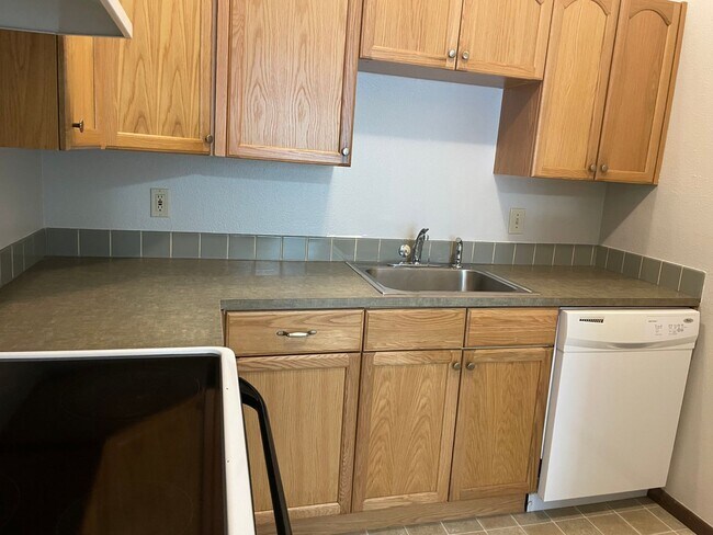 Building Photo - Spacious 2 Bedroom in Idyllic Location