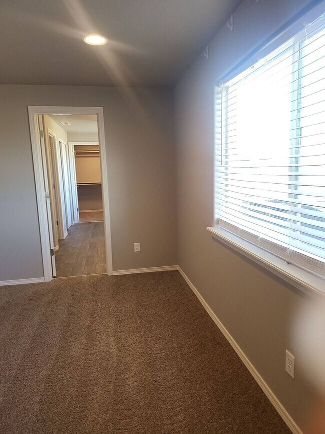 Building Photo - Beautiful 5 bedroom 3 bath home in Mae Valley area of Moses Lake