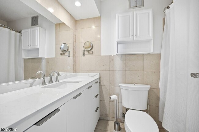 Building Photo - 300 Winston Dr