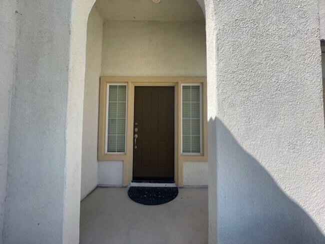Building Photo - EASTVALE GREAT NEIGHBORHOOD- 4+2.5 EXECUTIVE HOME, QUIET NEIGHBORHOOD - AVAILABLE NOW!!! ONLY 1 G...