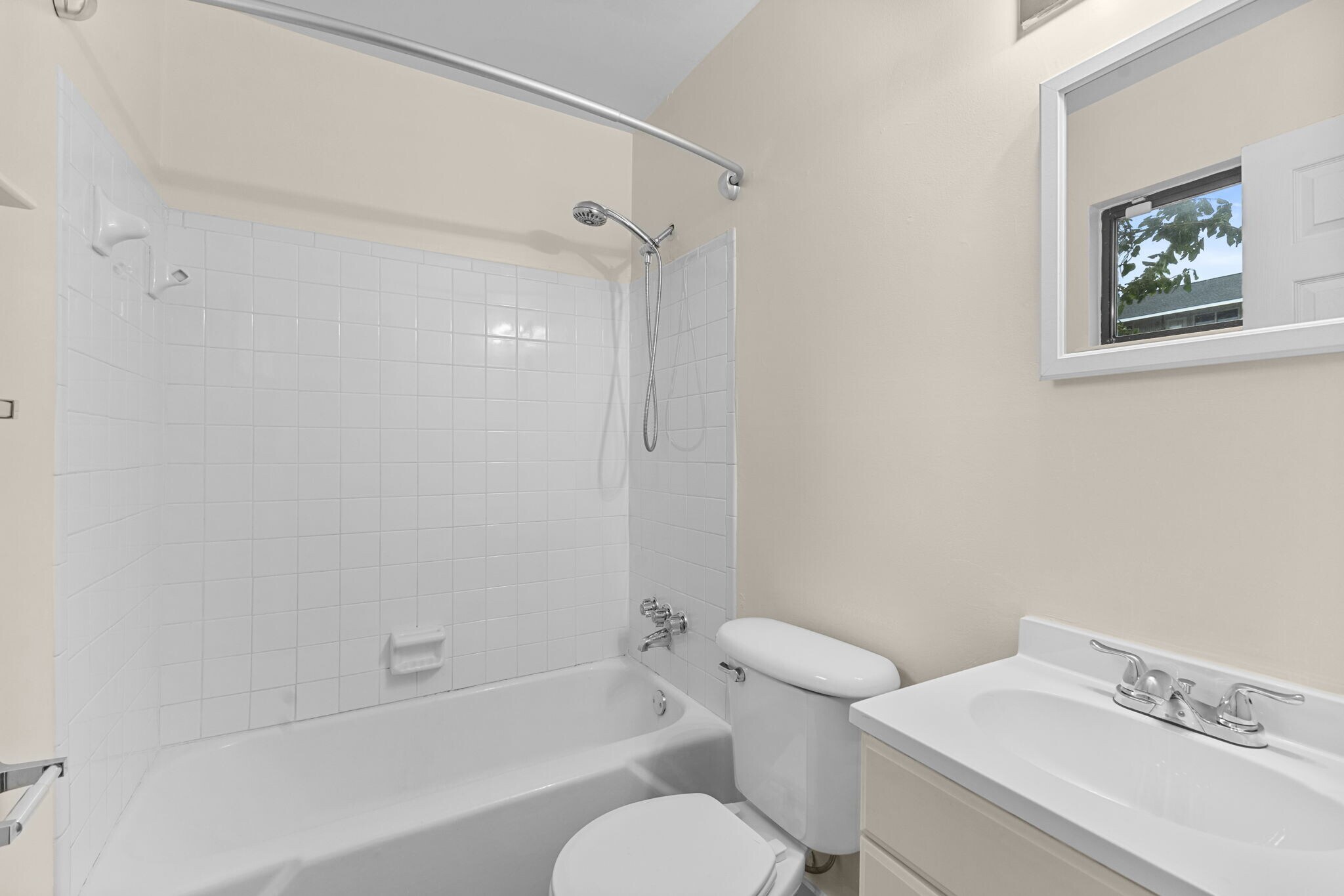 Building Photo - 483 W Ocean View Ave