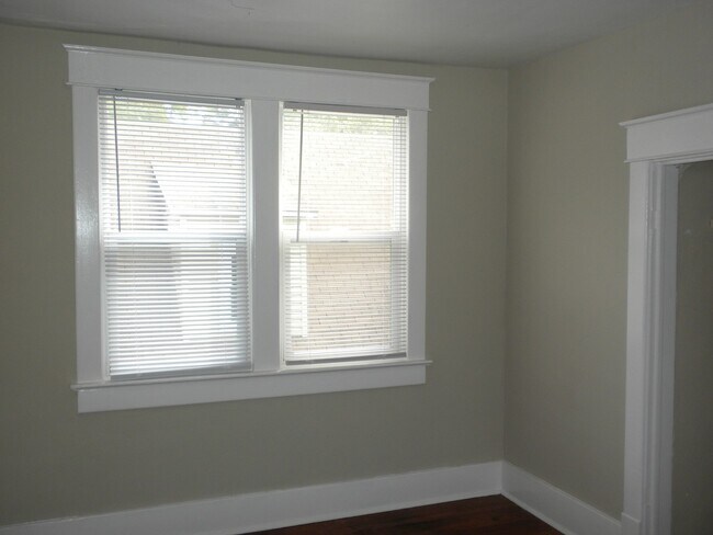Building Photo - 3 Bedroom House-Downtown