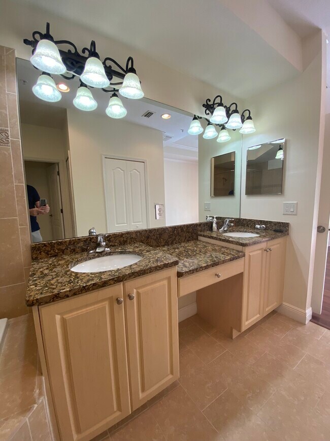 Building Photo - 12101 Santaluz Dr