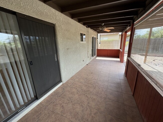 Building Photo - Eastside townhome, convenient location