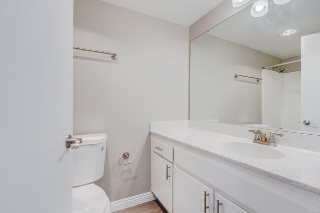 Building Photo - Smartly Designed 2-Bedroom Apartment in Pr...