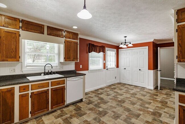 Building Photo - 1110 Maple Cir
