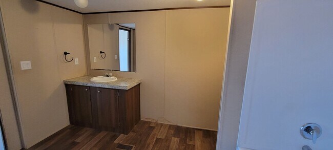 Building Photo - Easy Access to Austin Airport and Tesla
