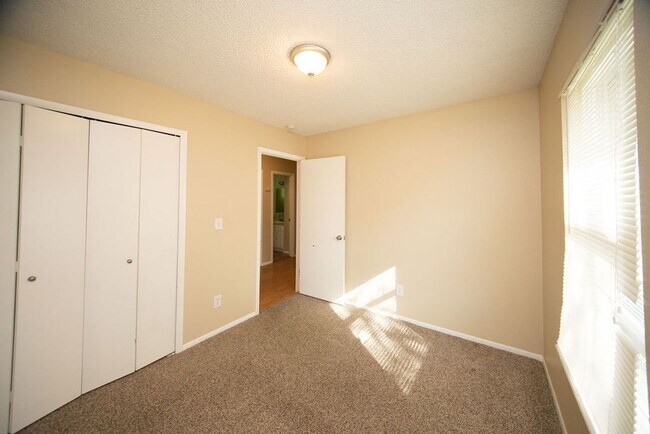 Building Photo - Great 4 bedroom Ranch style home!