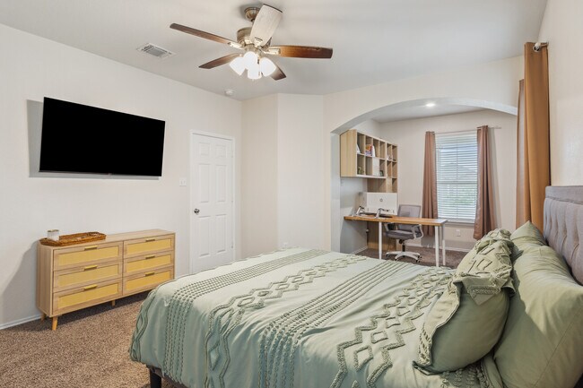 Building Photo - 8914 Hidden Oaks Dr