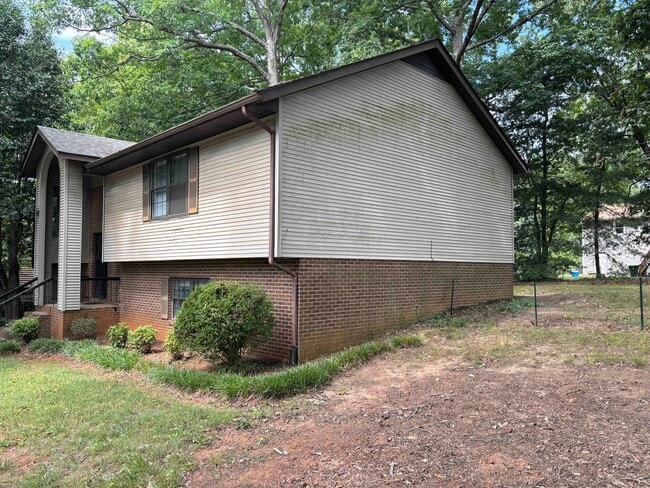 Building Photo - Beautiful Single Family Home Located Near ...