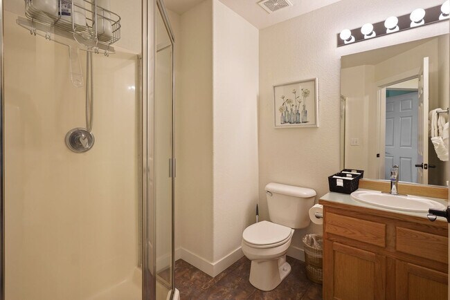 Building Photo - 1084 Golden Pheasant Dr