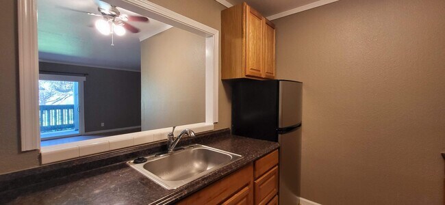 Building Photo - Vallejo Studio available for rent in excellent location over looking Dan Foley Park