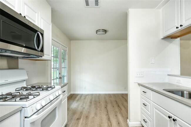 Building Photo - 107 Nicole Cove