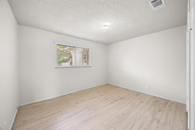 Building Photo - 903 N Meadows Dr