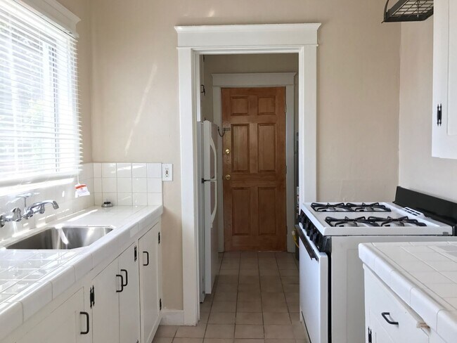 Building Photo - South Park Cottage-1BR 1BA-Freshley Painte...