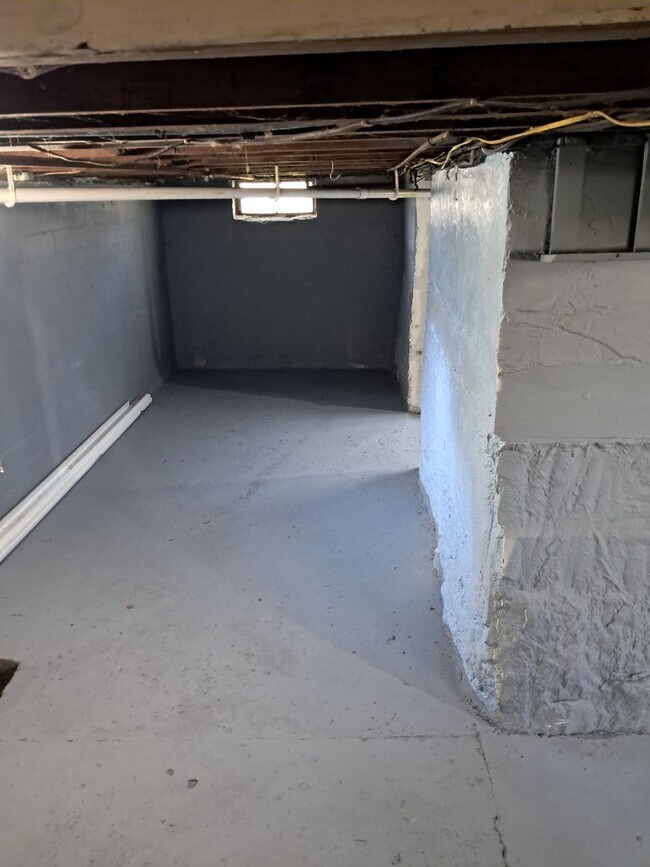 Building Photo - 523 S Adella St