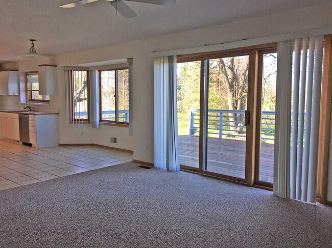 Building Photo - 3240 Bellflower Ct