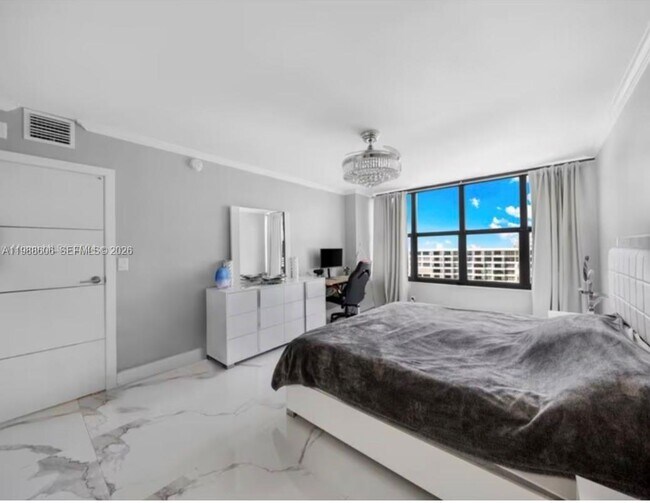 Building Photo - 2500 Parkview Dr