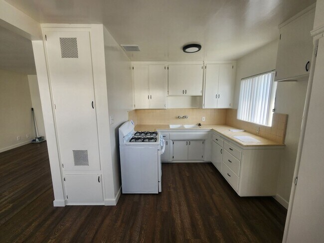 Building Photo - Raymond