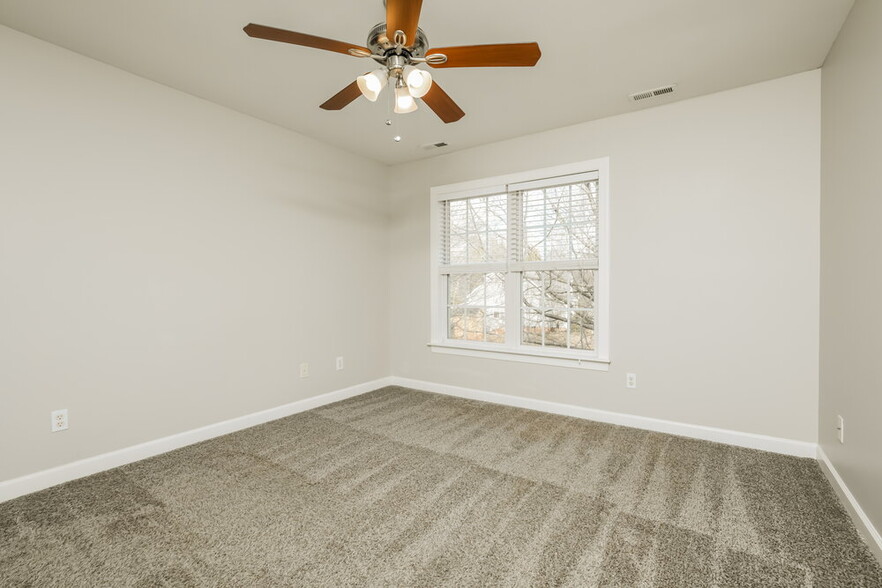 Building Photo - 909 Lotus Ln