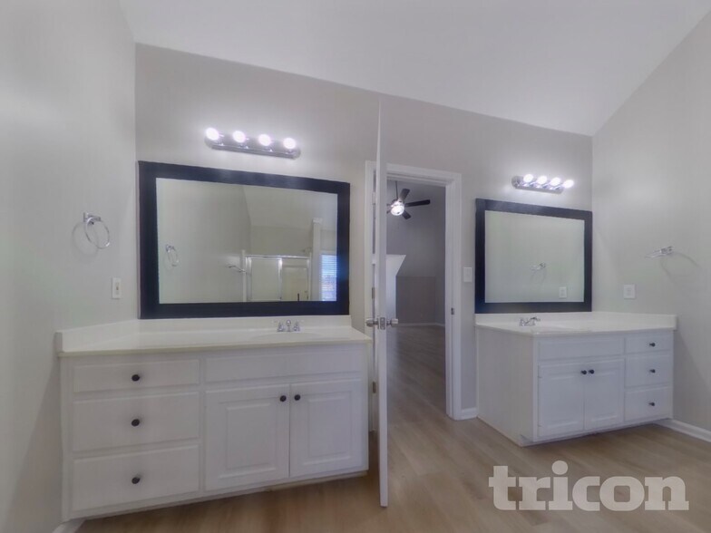 Building Photo - 890 Georgian Hills Dr