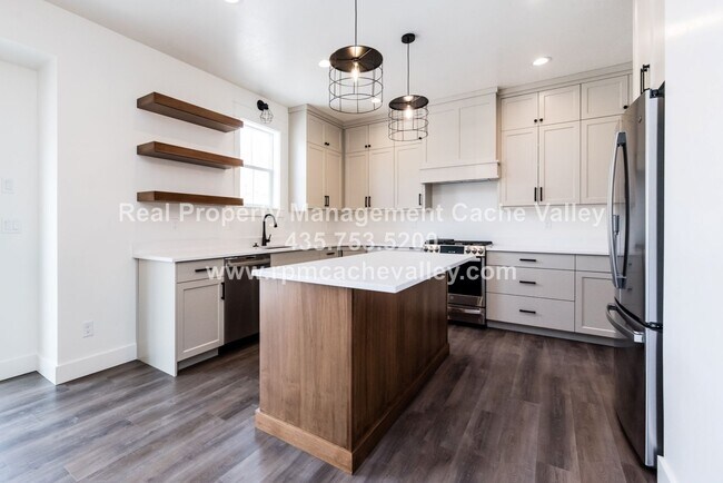 Building Photo - Gorgeous 3 br 2 bath home in Hyde Park! Ha...