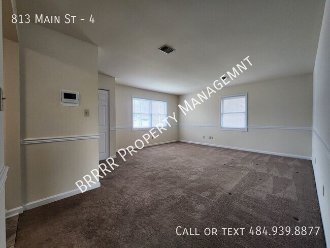 Building Photo - Garabe parking, storage unit and on-site l...