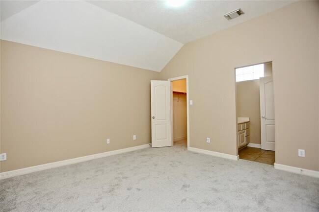 Building Photo - 14010 Norhill Pointe Dr