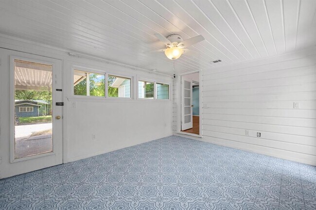Building Photo - 4928 Strass Dr