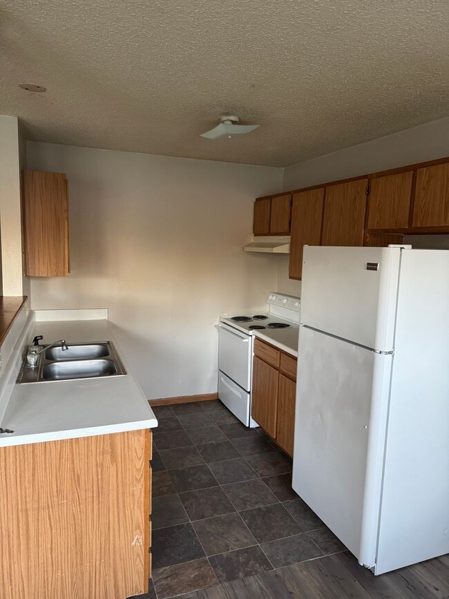 Building Photo - Ground Level 2 Bedroom Apartment w/ Washer...