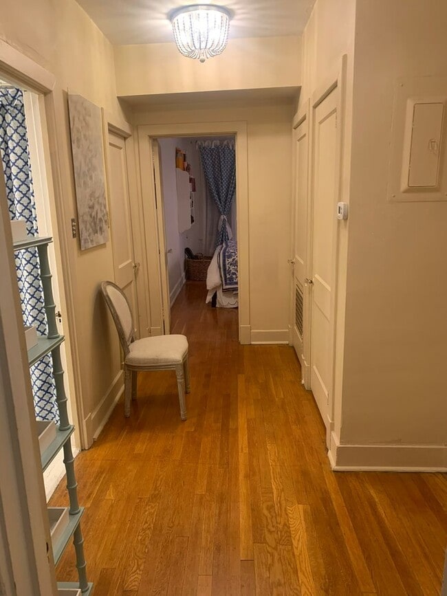Building Photo - Introducing a charming 3-bedroom, 2-bathroom townhouse located in the heart of Shadyside