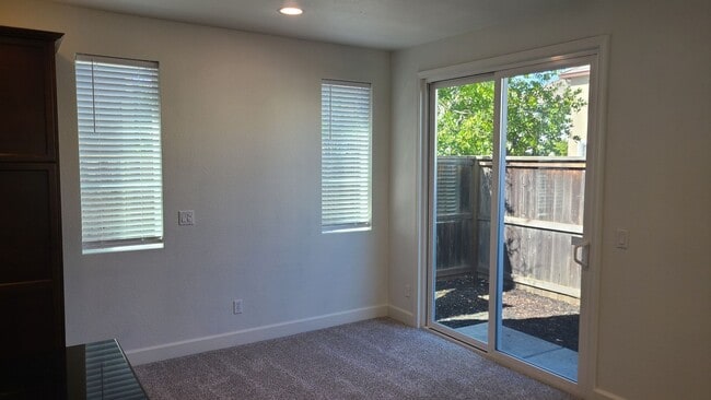Building Photo - West Roseville, New Paint & Carpet 2 Story...