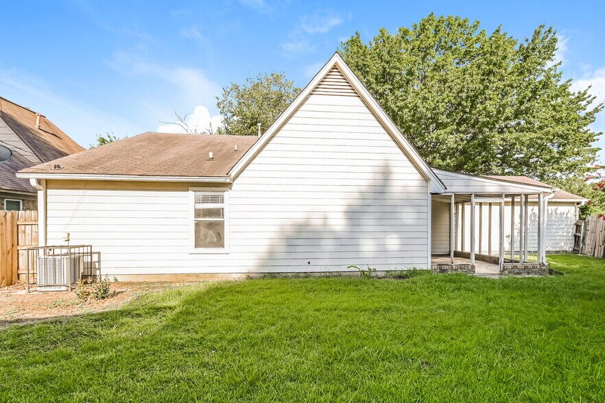 Building Photo - 4864 Barkshire Dr