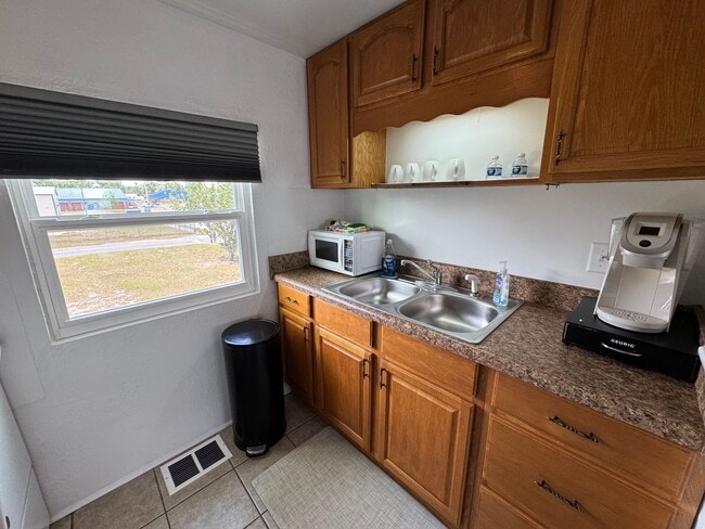 Building Photo - 1 Bedroom, 1 Bath Furnished Apartment in Branford